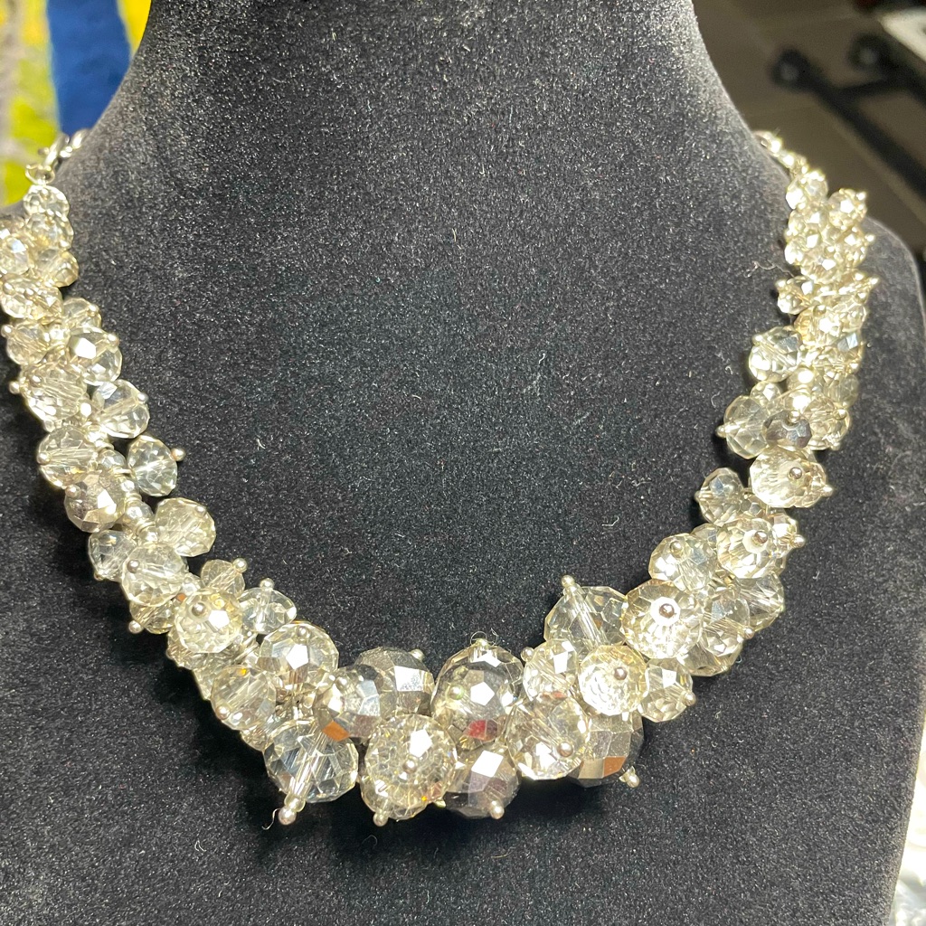 Vera Wang Statement Necklace 20$